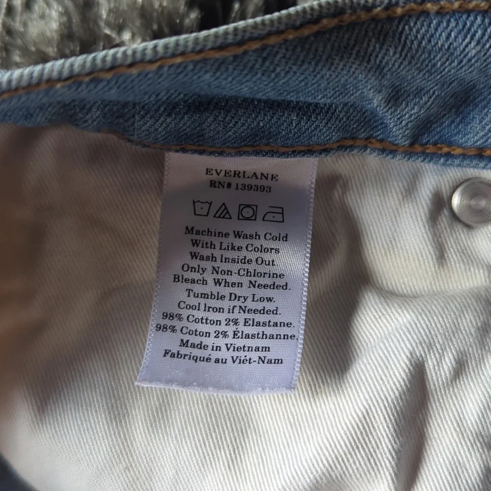 Everlane Original Cheeky Jean in Stone-washed Sky - Picture 10 of 16